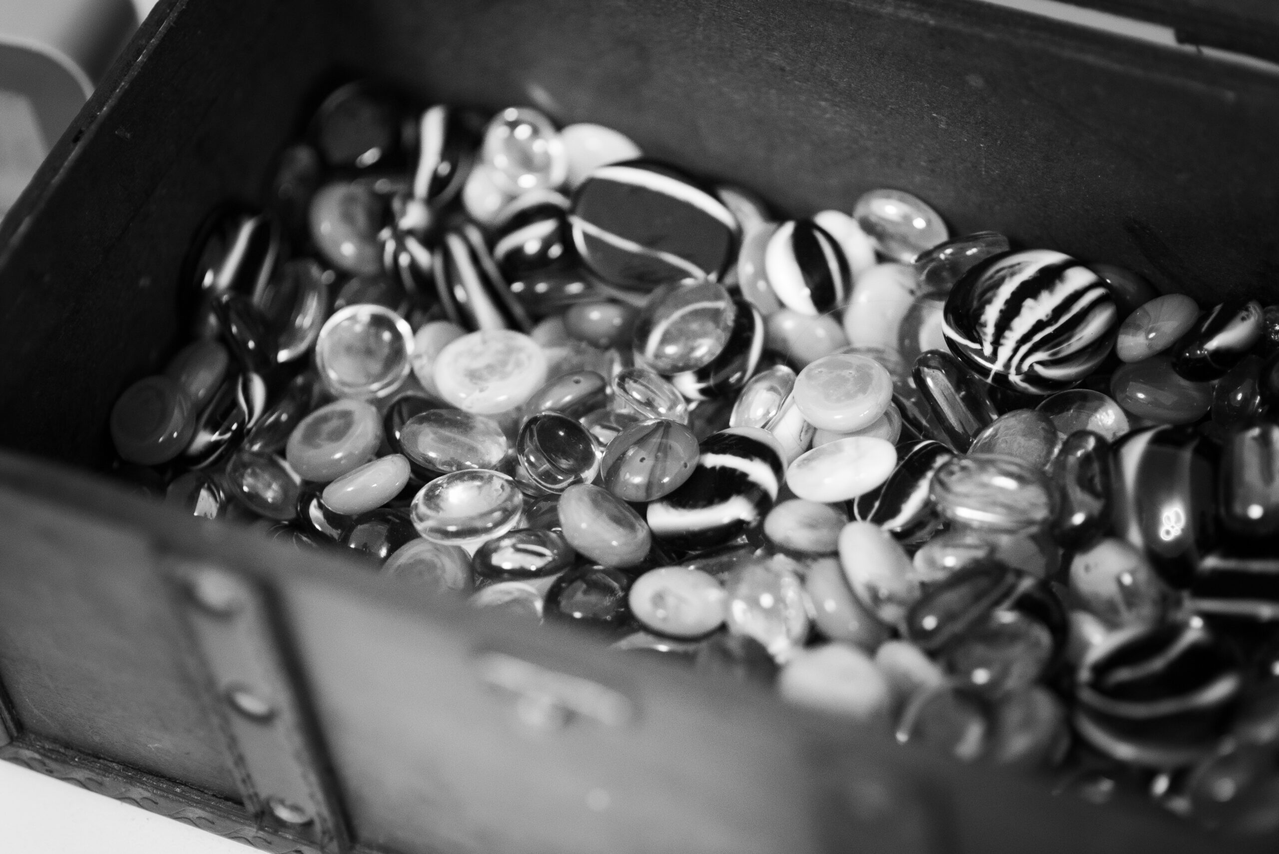 schatzkiste-glassteine-sw